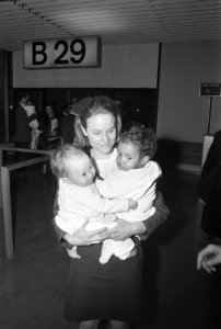 Achtentwintig Koreaanse kinderen arriveren op Schiphol, worden geadopteerd door , Bestanddeelnr 923-3044