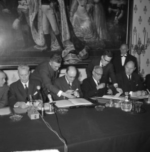 Accoord Schelde-Rijnverbinding getekend, zittend v.l.n.r. minister Fayat , Eerst, Bestanddeelnr 915-1533