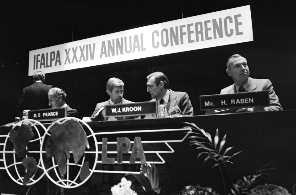 Achter de conferentietafel v.l.n.r. dr. Kotaite, Captain Pearce , W.J. Kroon en , Bestanddeelnr 930-1703
