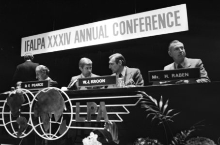 Achter de conferentietafel v.l.n.r. dr. Kotaite, Captain Pearce , W.J. Kroon en , Bestanddeelnr 930-1703