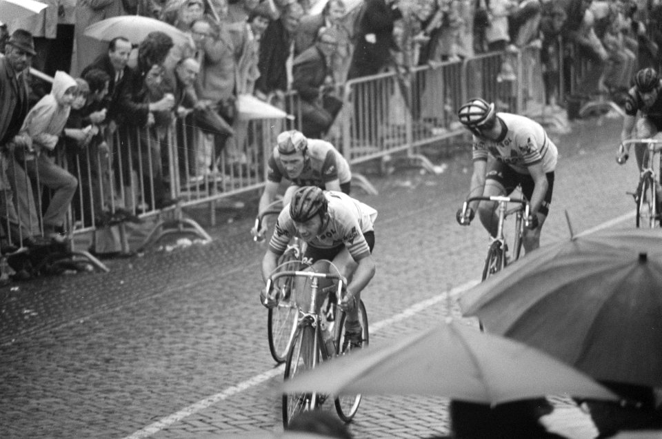 Acht van Chaam 1974 (wielrennen) winnaar Piet van Katwi (op kop) en achter hem , Bestanddeelnr 927-3473