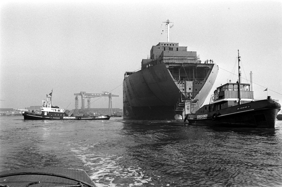 Achterschip Texaco Amsterdam te water gelaten bij NDSM Amsterdam, achterschip, Bestanddeelnr 925-0941
