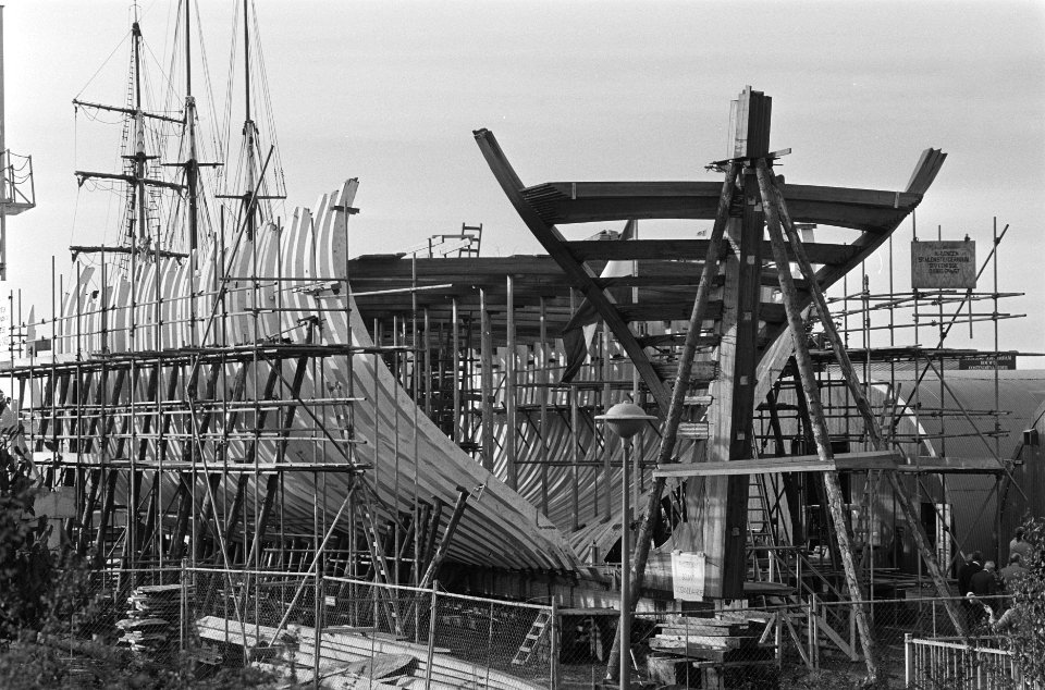 Achtersteven replica VOC-schip Amsterdam geplaatst (in bijzijn minister de Konin, Bestanddeelnr 933-7896