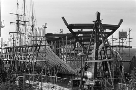 Achtersteven replica VOC-schip Amsterdam geplaatst (in bijzijn minister de Konin, Bestanddeelnr 933-7896