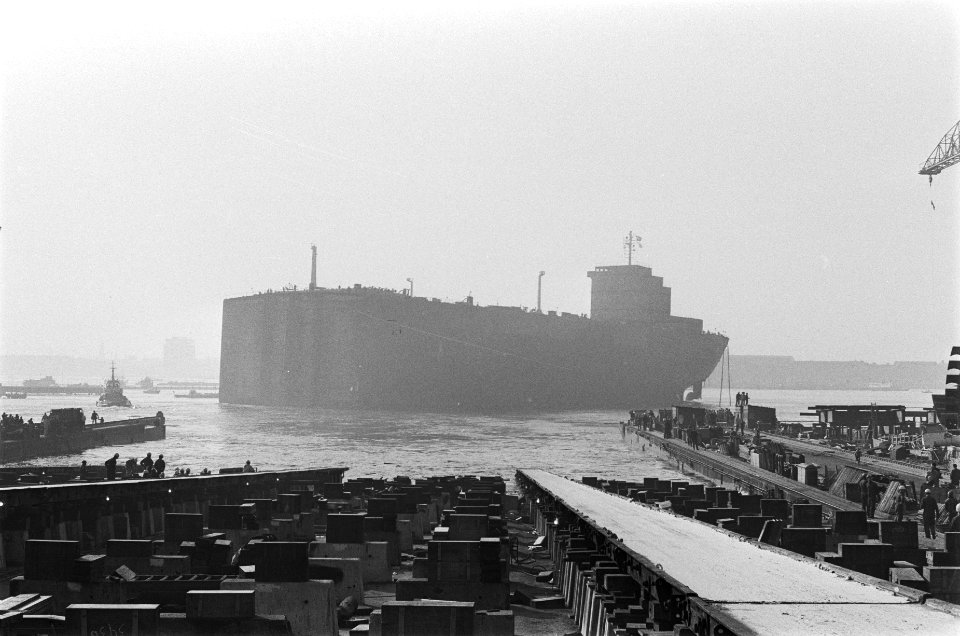 Achterschip van mammoettanker Fina Brittannia te water gelaten bij NDSM, Amste, Bestanddeelnr 923-9327