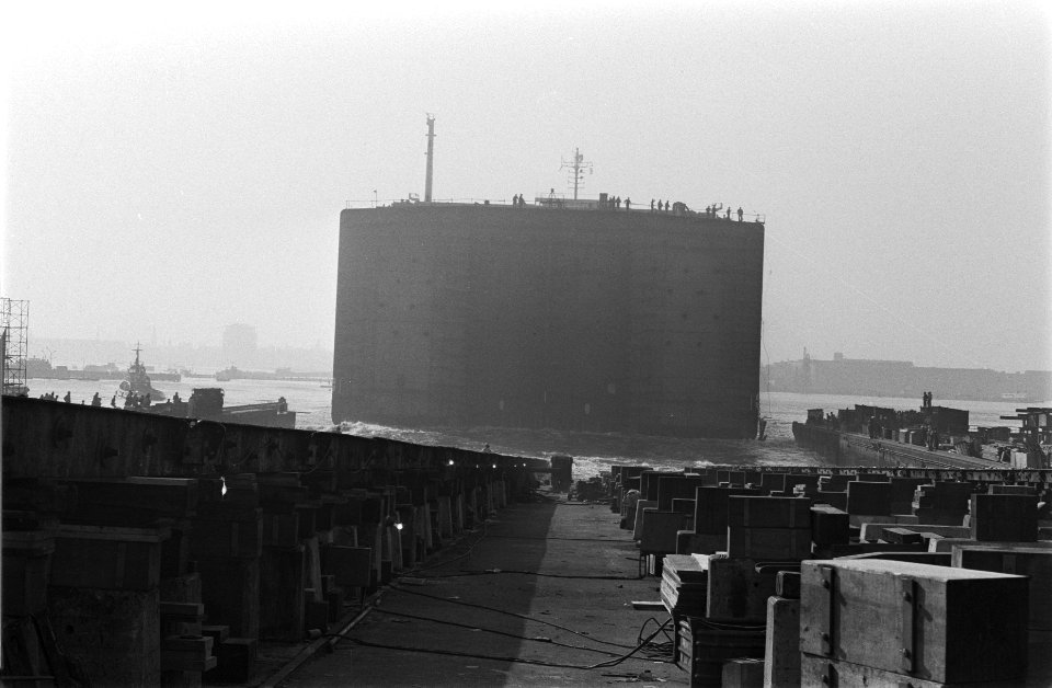 Achterschip van mammoettanker Fina Brittannia te water gelaten bij NDSM, Amste, Bestanddeelnr 923-9329