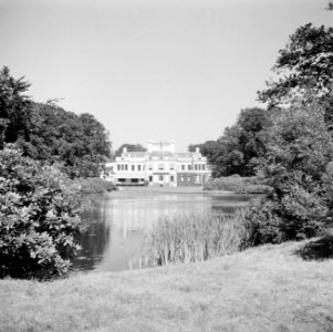 Achtergevel van het paleis met vijver, Bestanddeelnr 255-7907