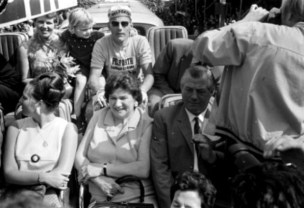 Acht van Chaam. Huldiging Jan Janssen vooraf. Jan met vrouw en dochtertje op wag, Bestanddeelnr 921-5316