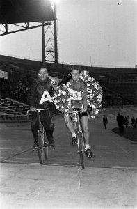 Achtervolging voor Proffessionals 5 km in Olympisch Stadion , de winnaar H Buis, Bestanddeelnr 915-2355