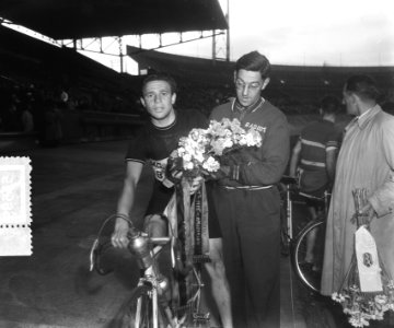 Achtervolging 3km Van Est -Schulte in Olympisch Stadion Gerrit Schulte felicitee, Bestanddeelnr 905-7589