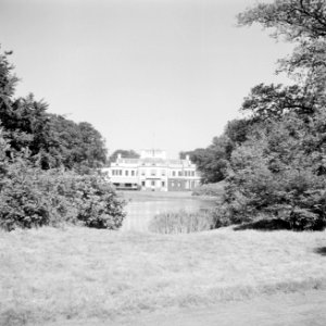 Achtergevel van het paleis met de vijver, Bestanddeelnr 255-7916