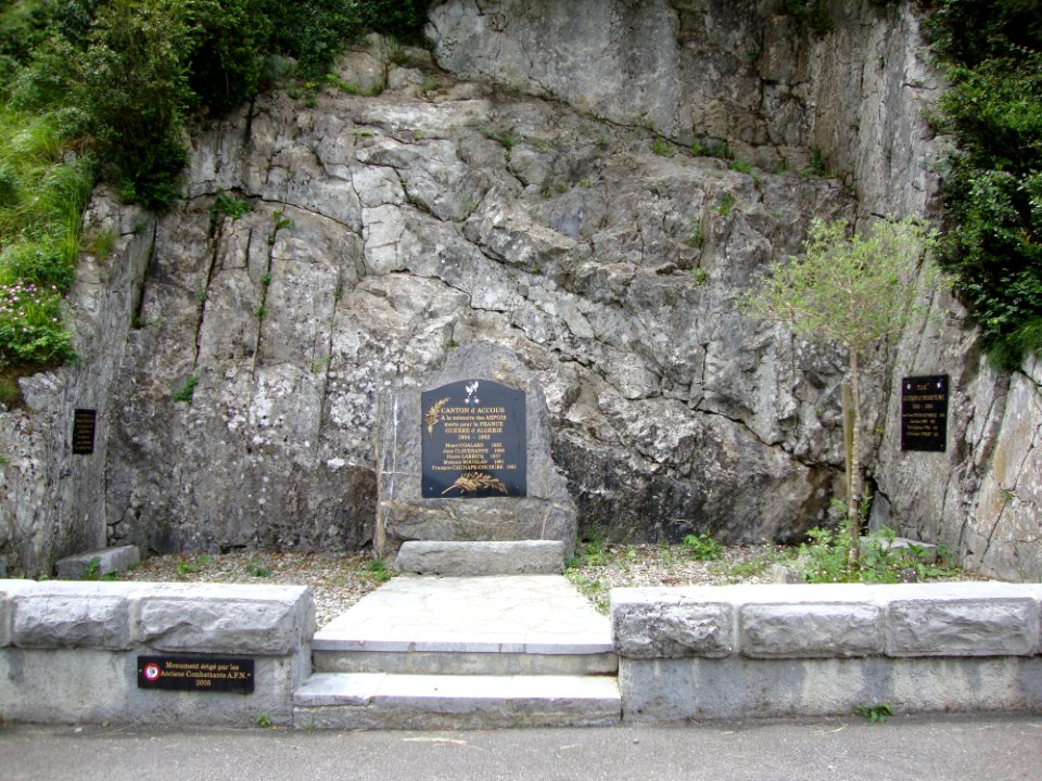 Accous (Pyr-Atl, Fr) monument aux morts au Pont d'Esquir