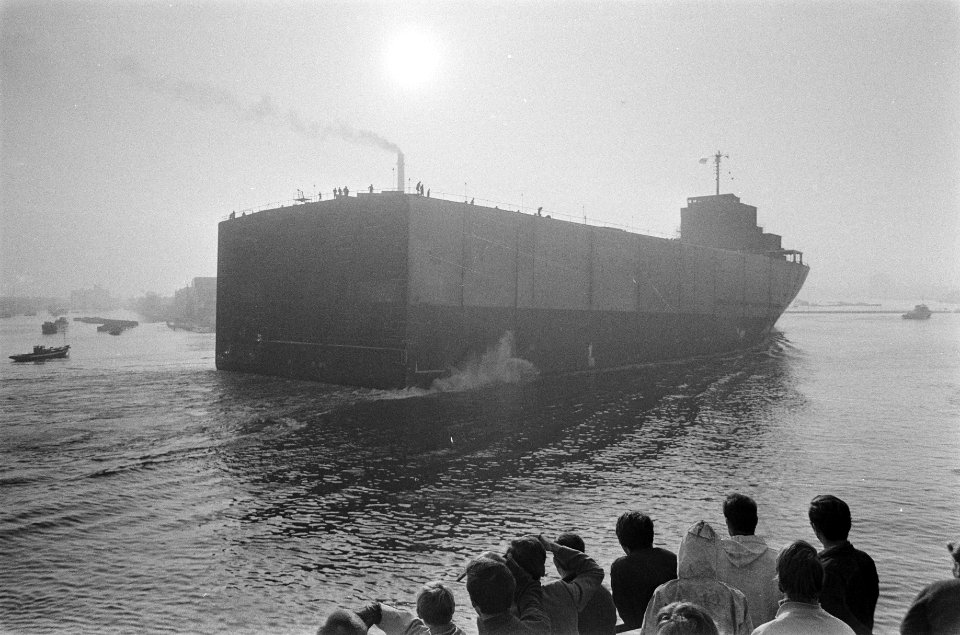 Achterschip Texaco Amsterdam te water gelaten bij NDSM Amsterdam, achterschip, Bestanddeelnr 925-0939