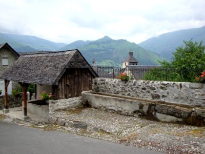 Accous (Pyr-Atl, Fr) lavoir et vue du village