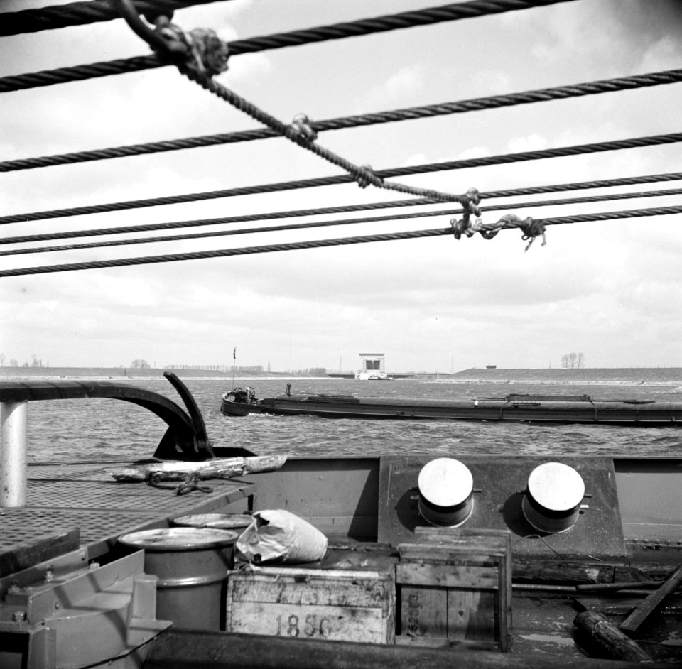 Achtersteven van de sleepboot met houten kratten en en metalen vaten, op de ach…, Bestanddeelnr 254-0944