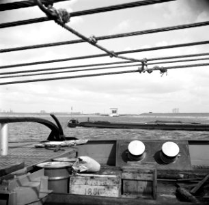 Achtersteven van de sleepboot met houten kratten en en metalen vaten, op de ach…, Bestanddeelnr 254-0944