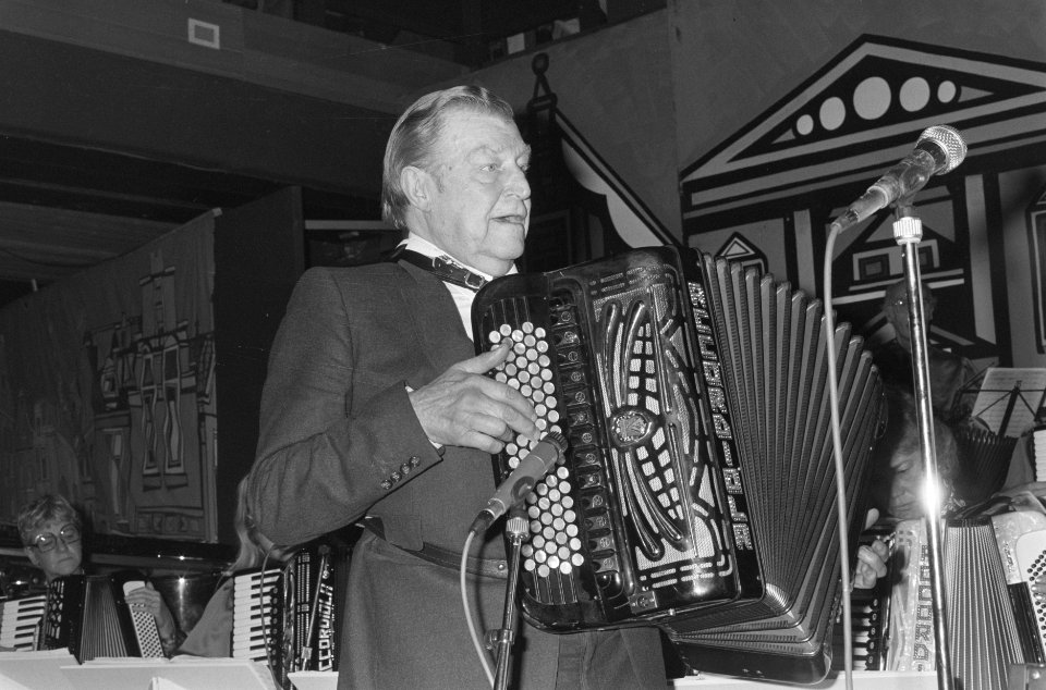 Accordeonist Johnny meyer 75 jaar, krijgt Gouden Speld gemeente Amsterdam van bu, Bestanddeelnr 934-0920