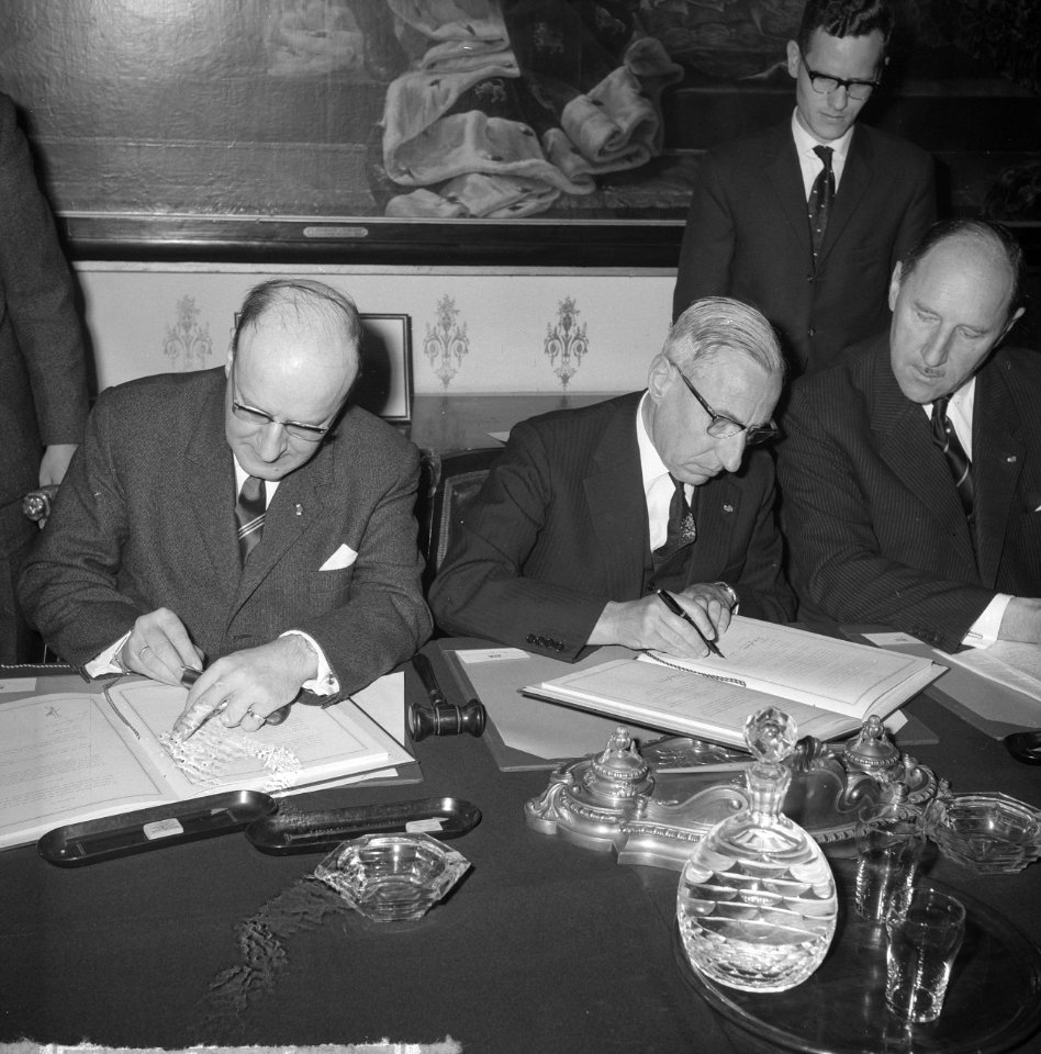 Accoord Schelde-Rijnverbinding getekend, vlnr Eerste minister van Belgie Lef, Bestanddeelnr 915-1529