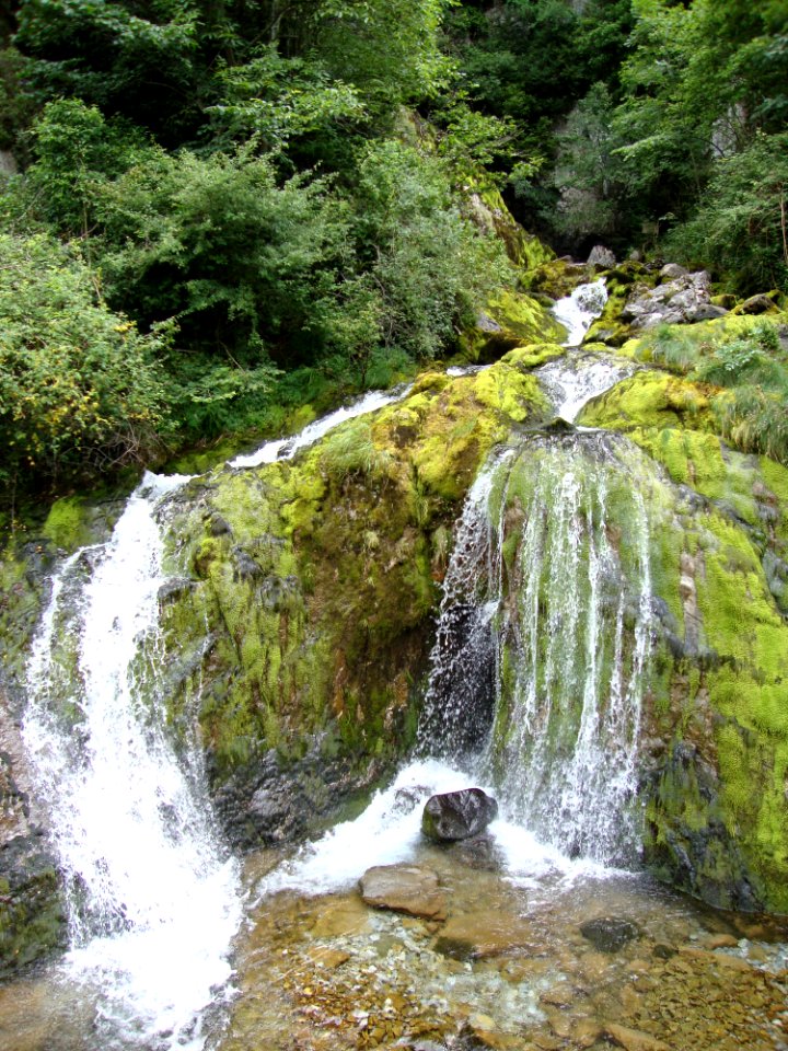 Accous (Pyr-Atl, Fr) Pont d'Esquir, cascade descendant du bois d'Arapoup