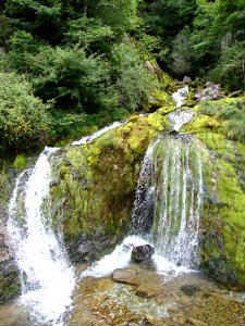 Accous (Pyr-Atl, Fr) Pont d'Esquir, cascade descendant du bois d'Arapoup