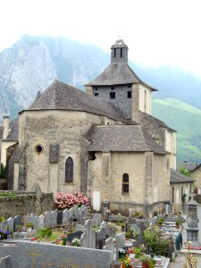 Accous (Pyr-Atl, Fr), église vue du cimetière