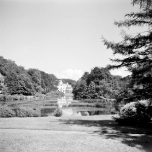 Achtergevel van het paleis met de vijver, Bestanddeelnr 255-7912