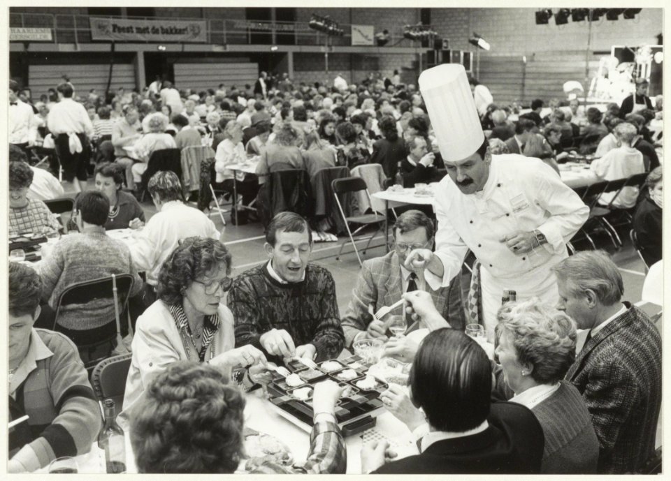 Achthonderd mensen gourmetten op het door het Haarlemse Slagersgilde georganiseerde culinaire spektakel in de Beijneshal. NL-HlmNHA 54020823