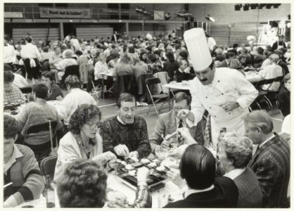 Achthonderd mensen gourmetten op het door het Haarlemse Slagersgilde georganiseerde culinaire spektakel in de Beijneshal. NL-HlmNHA 54020823