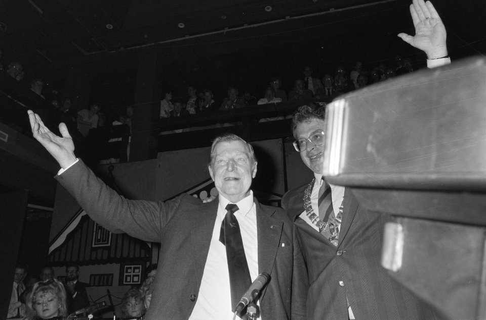 Accordeonist Johnny meyer 75 jaar, krijgt Gouden Speld gemeente Amsterdam van bu, Bestanddeelnr 934-0919