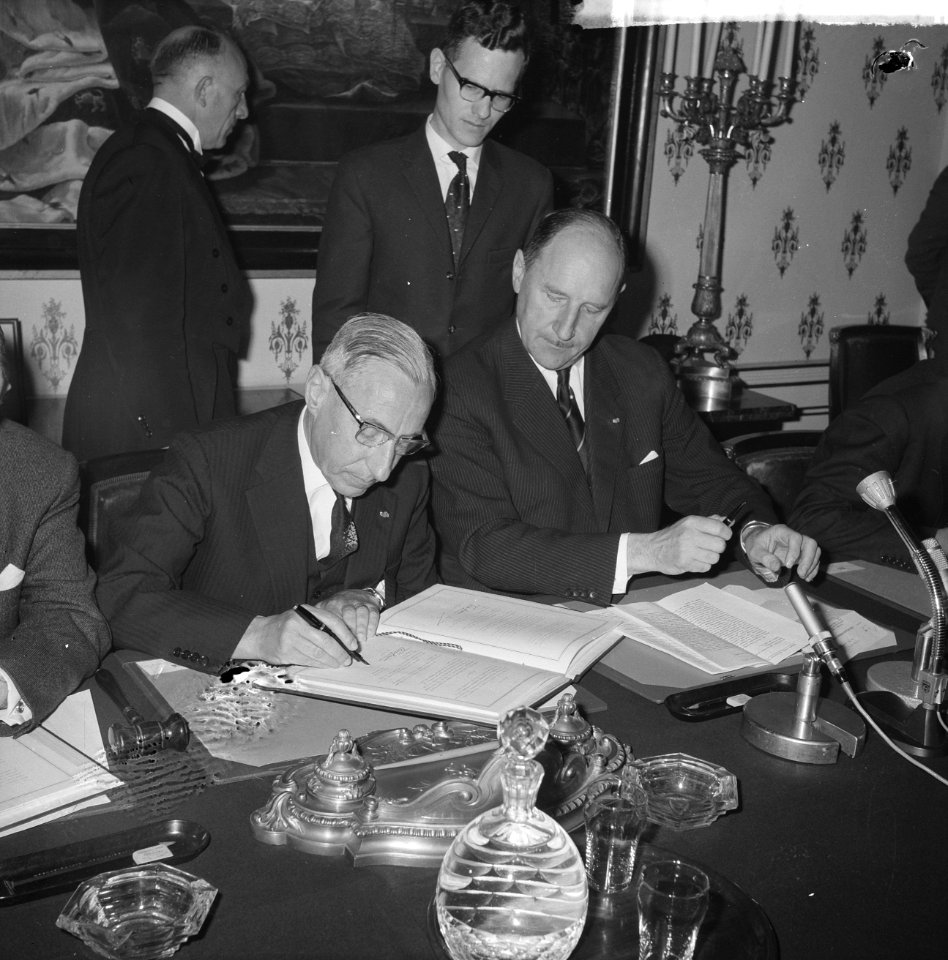 Accoord Schelde-Rijnverbinding getekend, premier De Quay tekent het akkoord, naa, Bestanddeelnr 915-1528