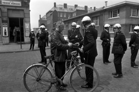 Achtste week havenstaking in Antwerpen, politie controleert havenarbeiders, Bestanddeelnr 926-4349