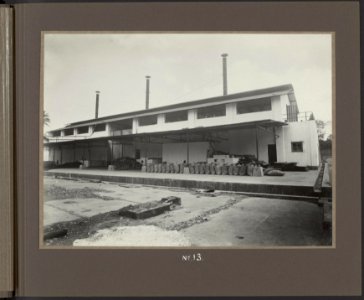 Achterzijde van de fabriek. De vier ovens van de drooghuizen op één rij onder ee, Bestanddeelnr 807 14