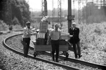 Achtste dag gijzeling trein De Punt rechercheurs keren terug met afval, Bestanddeelnr 929-2047