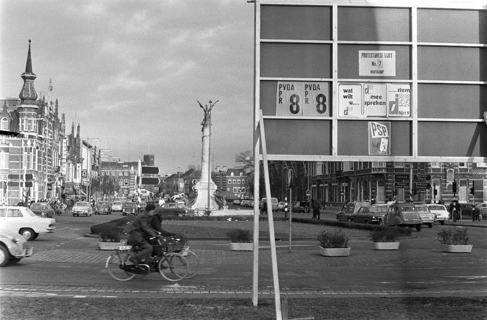 Achterzijde van het verkiezingsbord met op de achtergrond de Drakenfontein, Bestanddeelnr 924-3492