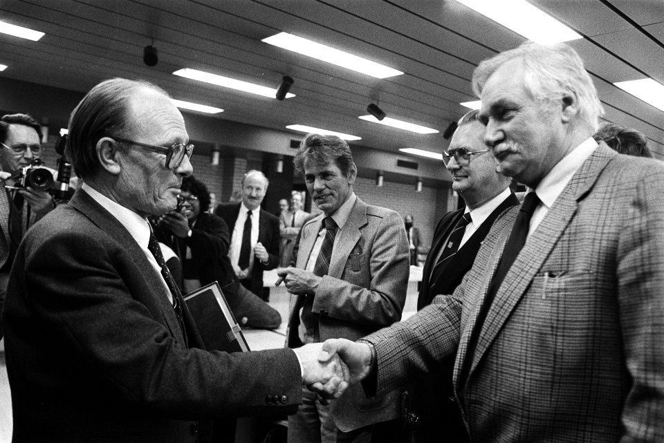 AbvaKabo-voorzitter Jaap van der Scheur (r) geeft minister Rietkerk een hand, Bestanddeelnr 932-7746