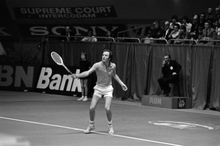 ABN-wereldtennistoernooi in Rotterdam nr 18, 19 Tom Okker in actie, nr 20, 21, Bestanddeelnr 927-7845