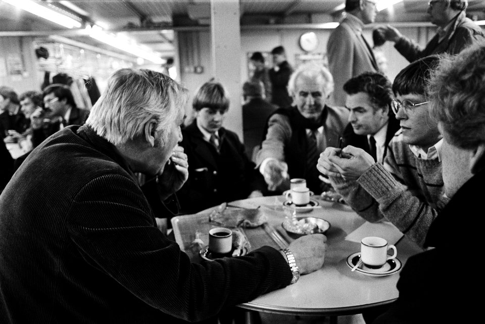 AbvaKabo-voorzitter Jaap van der Scheur aan de koffie met de stakers, Bestanddeelnr 932-7657