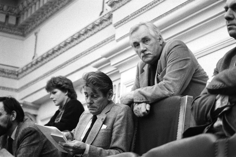Abva-Kabo voorzitter Jaap van der Scheur (staand) op de publieke tribune, Bestanddeelnr 932-7584