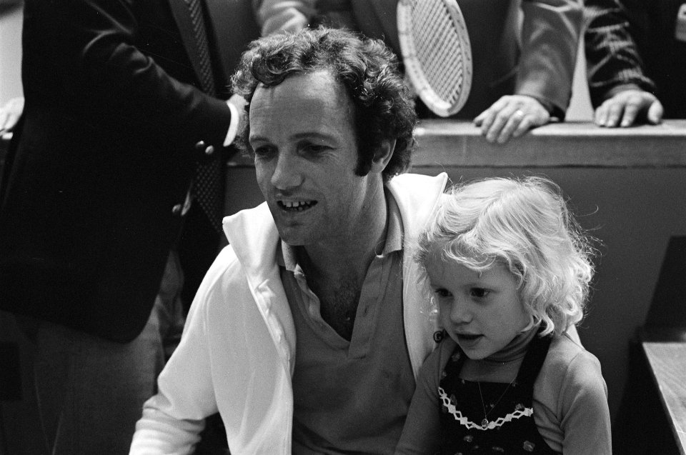 ABN-wereldtennistoernooi in Rotterdam Tom Okker met ki nd (kop), Bestanddeelnr 927-7843