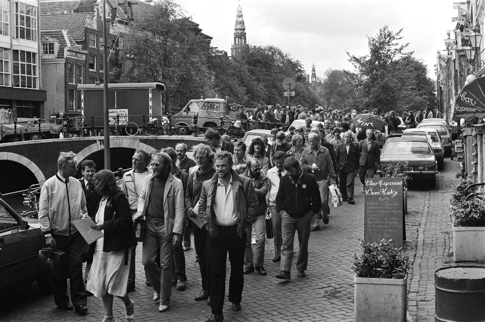 Abva-Kabo actiecomittee Amsterdam Sociaal heeft petitie aangeboden op Amsterdamse stadhuis, voor 3% loontoeslag, Bestanddeelnr 931-5477