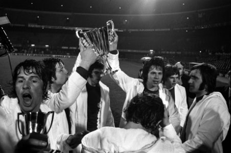 AC Milan tegen FC Magdeburg 0-2, finale Europacup II spelers met beker, Bestanddeelnr 927-1798