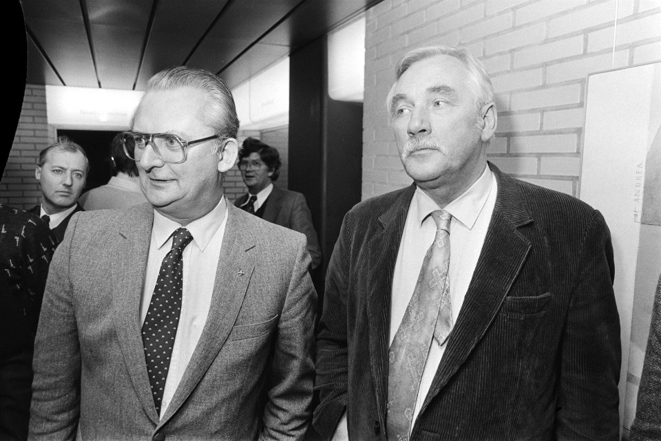 AbvaKabo-voorzitter Van der Scheur en CFO-voorzitter De Jong (l), Bestanddeelnr 932-7825