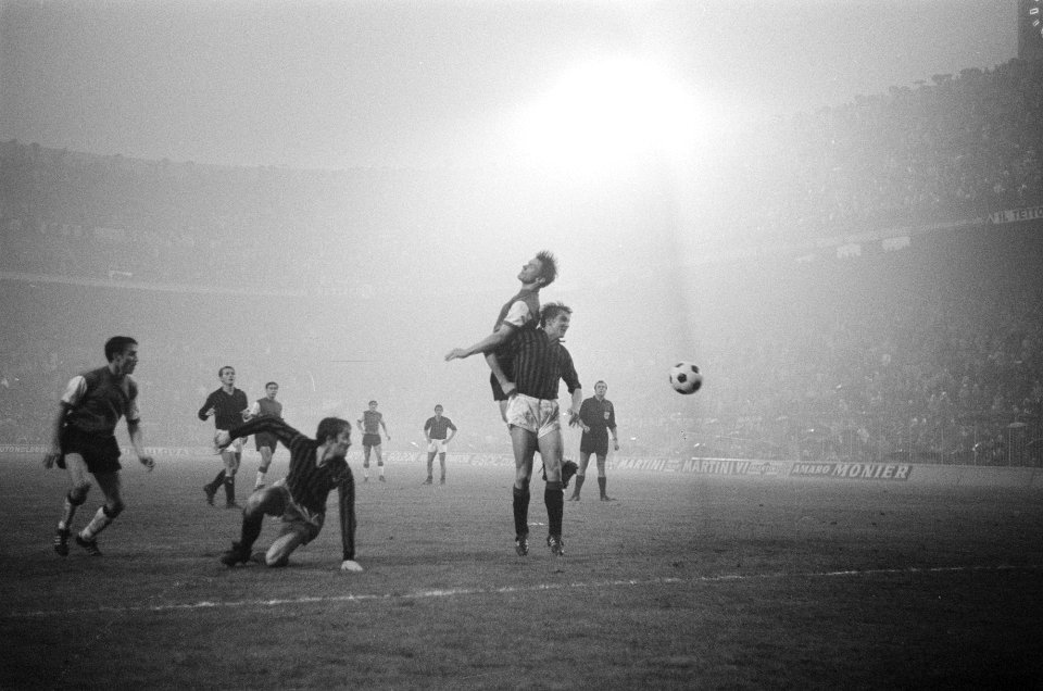 AC Milan tegen Feyenoord 1-0 Europa Cup I. Aanval Feyenoord. Henk Wery kopt de b, Bestanddeelnr 922-9631