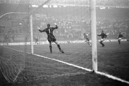 AC Milan tegen Feyenoord 1-0 Europa Cup I . Aktie, Bestanddeelnr 922-9636