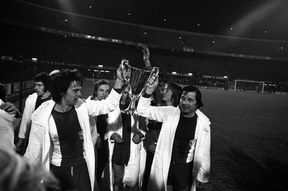 AC Milan tegen FC Magdeburg 0-2, finale Europacup II spelers met beker, Bestanddeelnr 927-1804