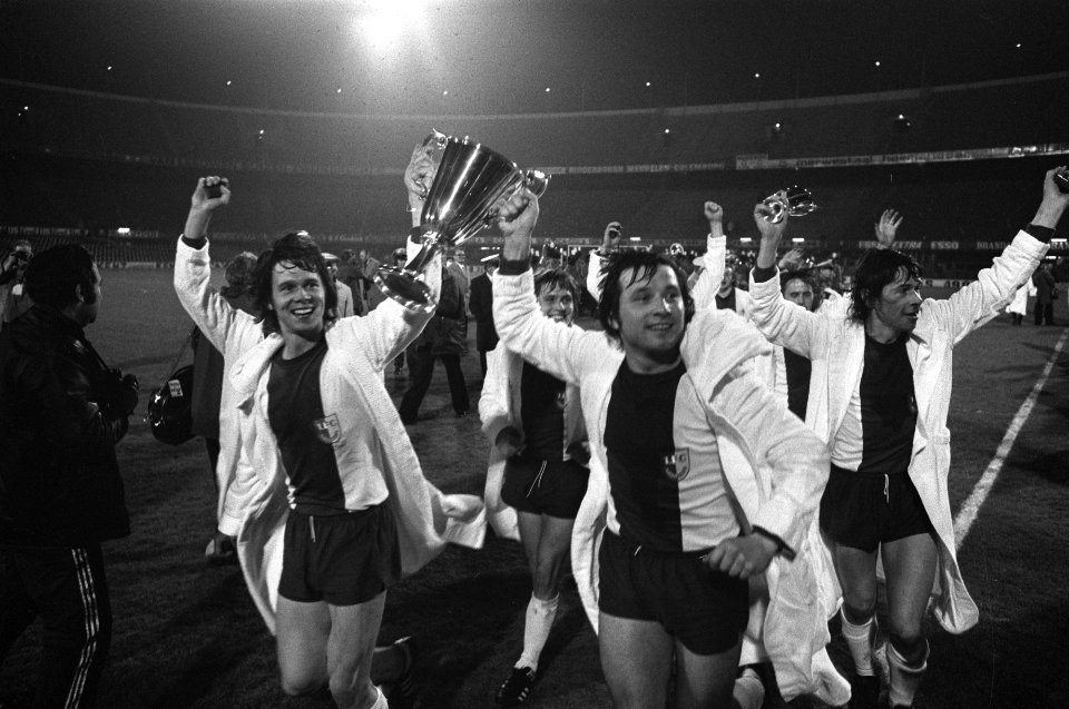 AC Milan tegen FC Magdeburg 0-2, finale Europacup II spelers met beker, Bestanddeelnr 927-1797