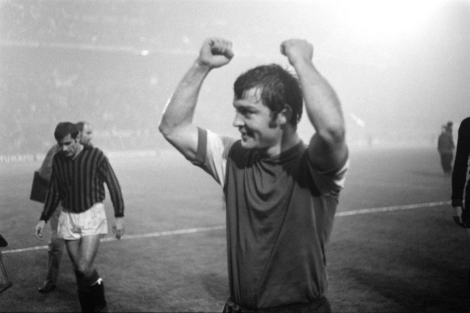 AC Milan tegen Feyenoord 1-0 Europa Cup I. Theo Laseroms verlaat juichend het ve, Bestanddeelnr 922-9633
