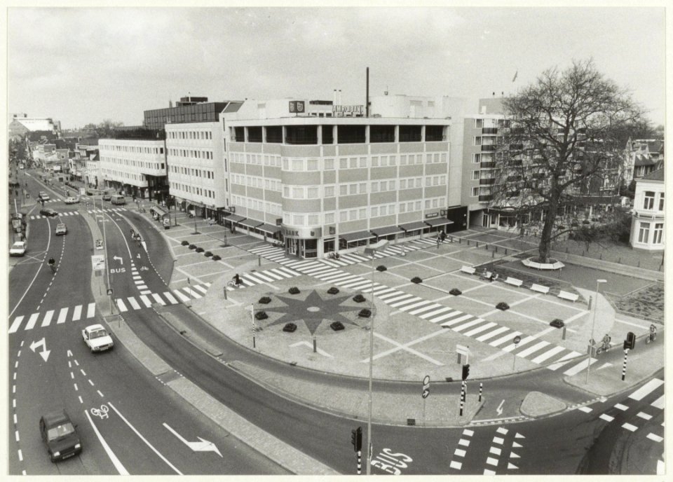 ABN-kantoor aan het Houtplein, hoek Baan, ziende naar het noordoosten. NL-HlmNHA 54031528