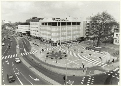 ABN-kantoor aan het Houtplein, hoek Baan, ziende naar het noordoosten. NL-HlmNHA 54031528
