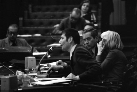 Abortusdebat in Tweede Kamer v.l.n.r. minister Van Agt staatssecretaris Hendri, Bestanddeelnr 927-5648